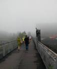 Фото-прикол Утро туманное, люди идут по мосту