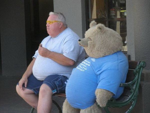 Два медведя разговаривают: вчера кого-то съел. Кого, не знаю спинка