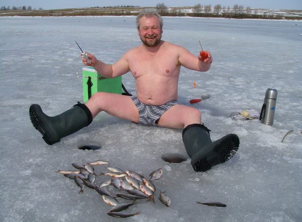 Сидит рыбак зимой, шапка лежит рядом на льду. — Ты что, обалдел